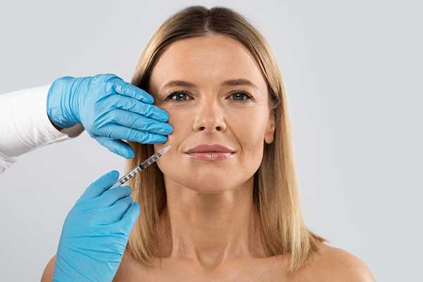 La toxina botulínica, conocida popularmente como Bótox, ha revolucionado el campo de la medicina estética facial al reducir las arrugas y líneas de expresión de manera efectiva. Sin...