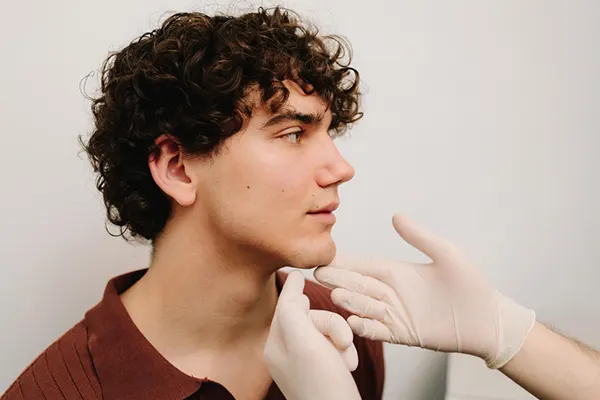 Saber a qué edad se puede hacer una rinoplastia es una de las preguntas más frecuentes entre pacientes jóvenes y adultos que desean mejorar la forma de su nariz. La...